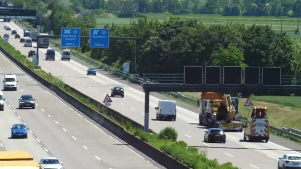 Weilbachドイツ 2021年6月14日 ヴィースバーデン クロイツ近郊のアウトバーンA3での大型トラックと高密度交通 ブンデスアウトバーン3はドイツの高速道路で 北西部のオランダと南東部のオーストリアの国境を結んでいます — ストック動画