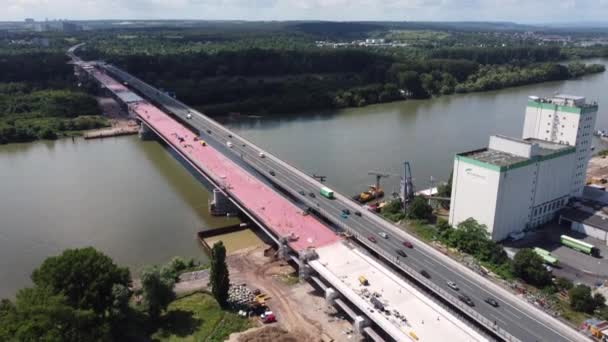 大規模な橋建設現場Schiersteiner Brueckeの空中ビュー A643 ドイツ 高速道路橋はドイツの都市ヴィースバーデンとマインツを結ぶ — ストック動画