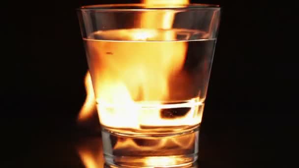 Vlammend vuur en glas — Stockvideo