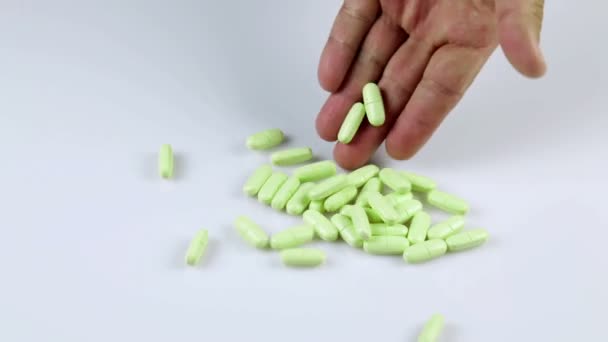 Зеленые таблетки — стоковое видео