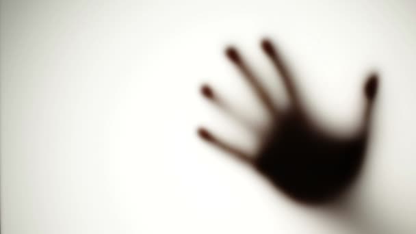 Mão assustadora - atrás de vidro fosco — Vídeo de Stock