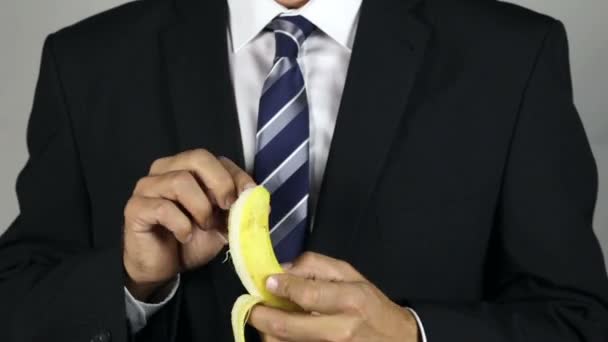 Eine Banane essen — Stockvideo