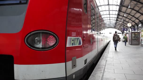 Pasajeros en la plataforma de la estación de tren — Vídeo de stock