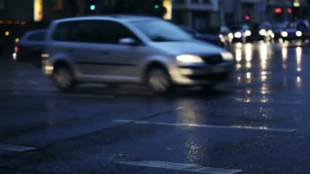 Asfalto húmedo, coches y reflejos de luz — Vídeo de stock