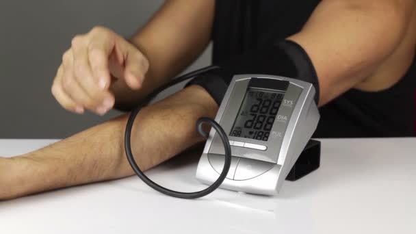 Перевірка артеріального тиску — стокове відео