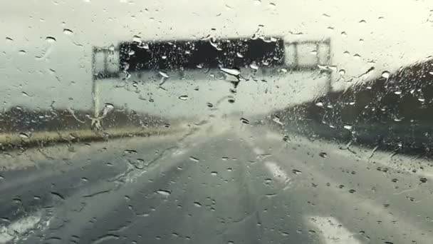 Carretera lluviosa — Vídeo de stock