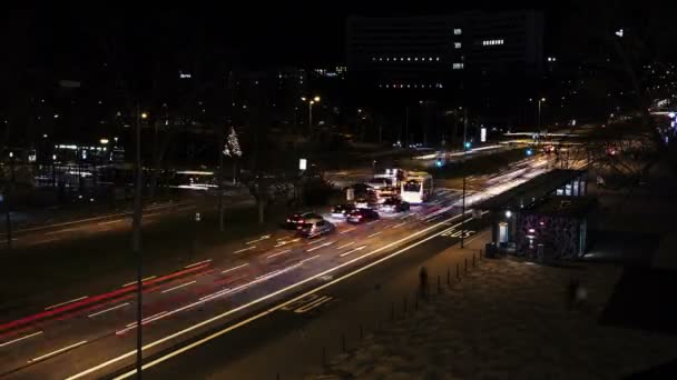 Lapso de tiempo del tráfico por la noche — Vídeo de stock