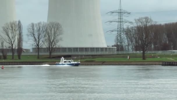 ドイツの警察のパトロール ボート - ビブリス原子力発電所 — ストック動画