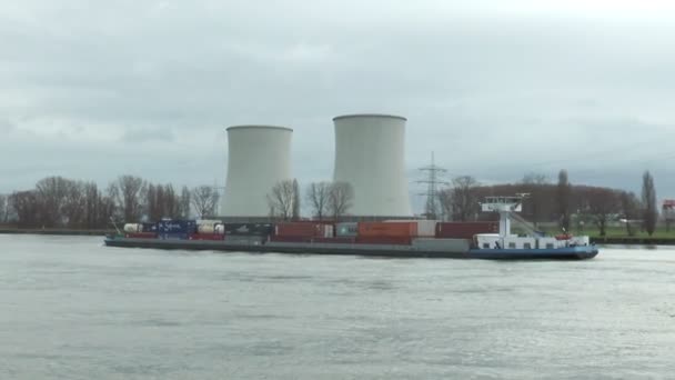 集装箱船在核动力厂布里斯 — 图库视频影像