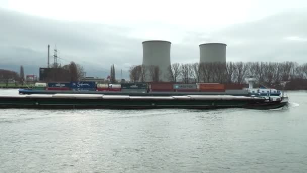 Bateaux porte-conteneurs devant la centrale nucléaire de Biblis — Video