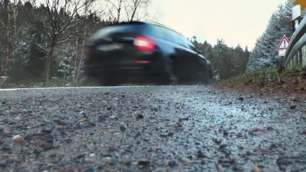 Vorbeifahrendes Auto, schlechte Straßenverhältnisse — Stockvideo
