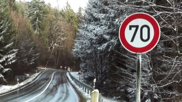 Sinal de aviso rodoviário - limite de velocidade 70 — Vídeo de Stock