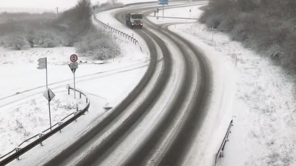 Сильный снегопад на немецкой дороге — стоковое видео