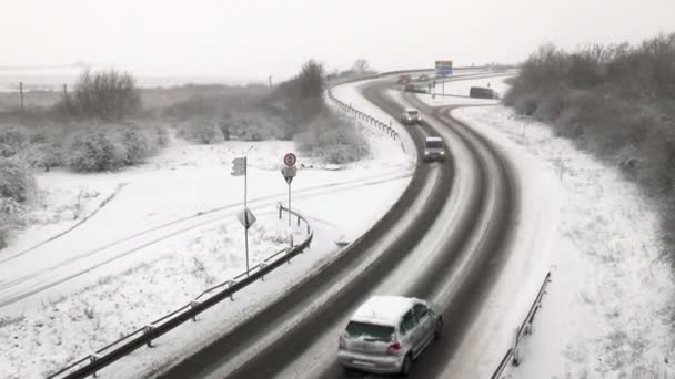 Starker Schneefall auf deutschen Landstraßen — Stockvideo