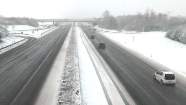 Nieve fuerte en la carretera alemana — Vídeo de stock