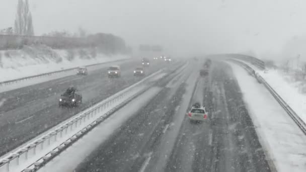 Сильный снегопад на немецком шоссе — стоковое видео