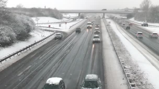 Tunga snöfall på tysk motorväg — Stockvideo
