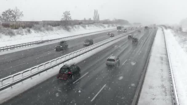 Tunga snöfall på tysk motorväg — Stockvideo