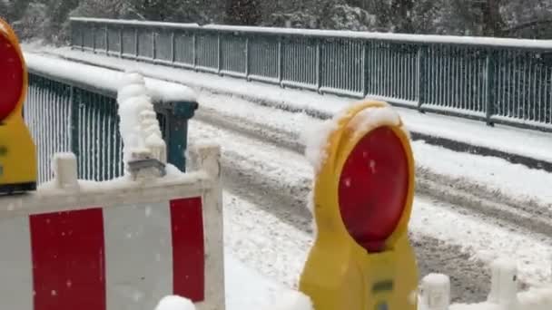 Gesloten street en barricade — Stockvideo