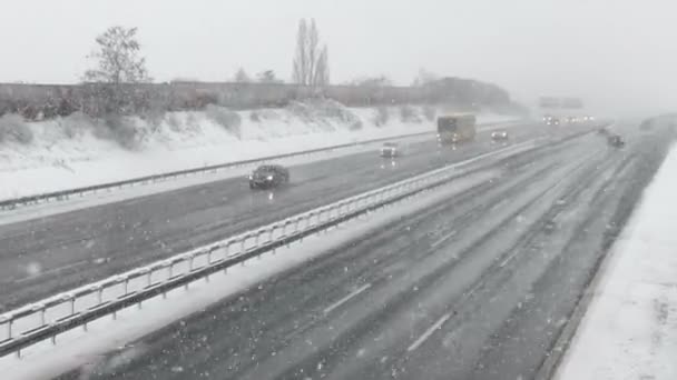 ADAC zájezdový autobus, husté sněžení — Stock video