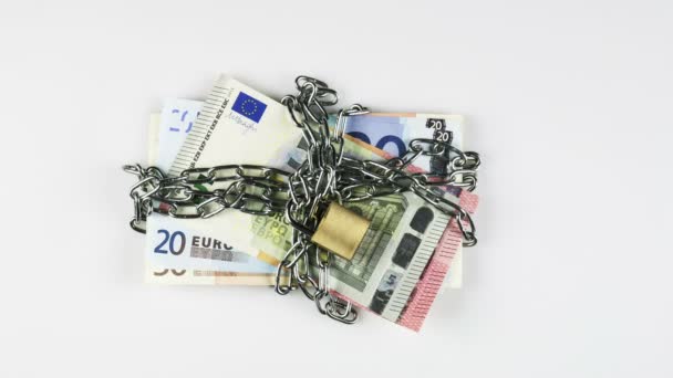 Billetes en euros en cadenas — Vídeos de Stock