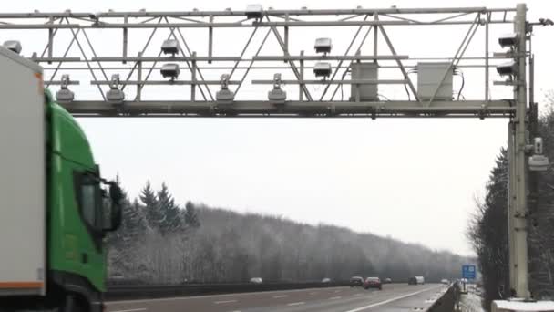 Lastwagen passieren Kontrollportal des deutschen Lkw-Mautsystems — Stockvideo