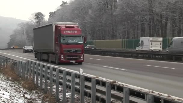 Caminhões passam por um pórtico de controle do sistema de pedágio de caminhão alemão — Vídeo de Stock