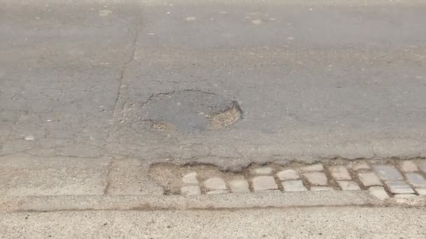 Pothole na rua — Vídeo de Stock