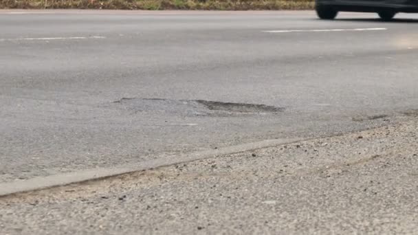 Pothole na rua — Vídeo de Stock