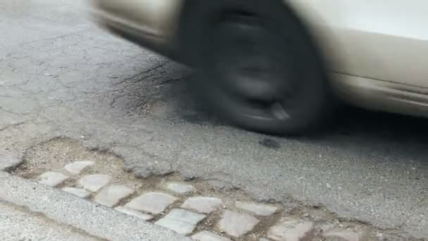 Pothole na rua — Vídeo de Stock