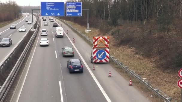 Autopista, sitio de construcción, señal de tráfico — Vídeo de stock