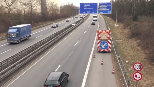 Snelweg, bouwplaats, verkeersbord — Stockvideo