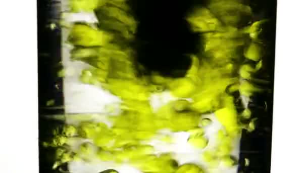 在水中的油滴 — 图库视频影像