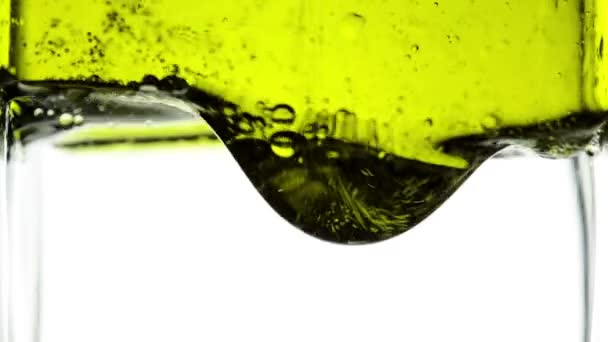 Olivenöl in klares Wasser geben — Stockvideo