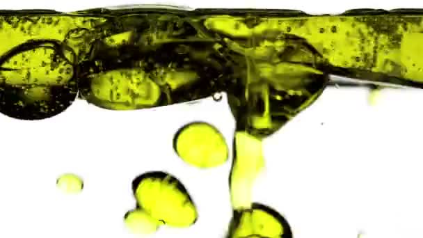 Putting olive oil in clear water — Stock Video