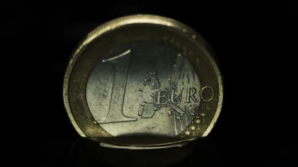 Evropské unie mince ve stoupající vodě — Stock video
