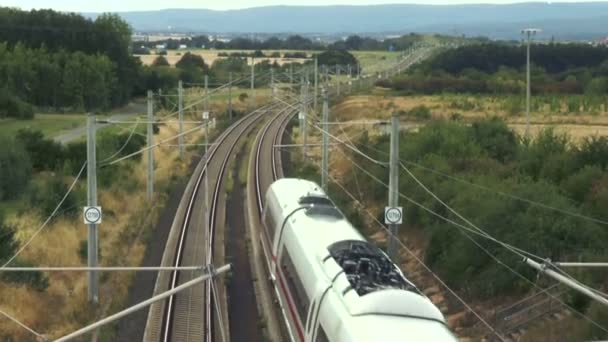 Tren alemán ICE de alta velocidad pasando por — Vídeos de Stock