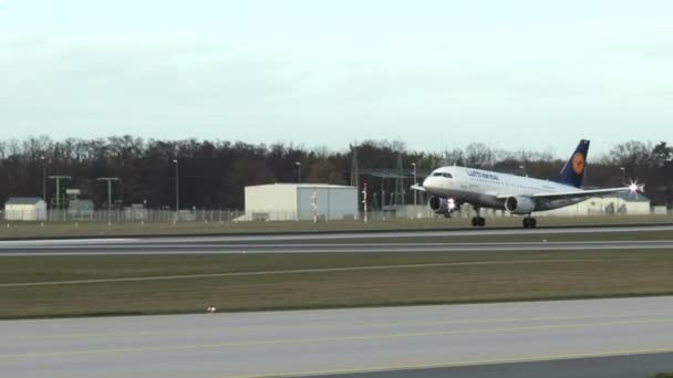 Landung eines Passagierflugzeugs — Stockvideo