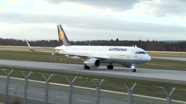 Avion Lufthansa circulant sur piste — Video