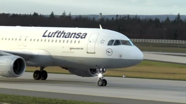 Närbild av Lufthansa Airbus, flygplatsen Frankfurt — Stockvideo