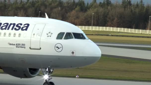 Gros plan sur Lufthansa Airbus, aéroport Francfort — Video