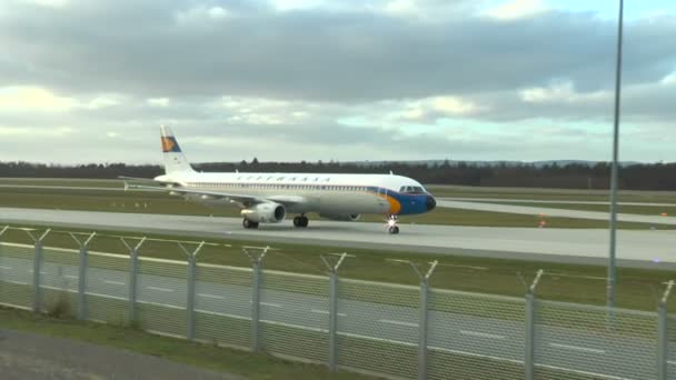 Lufthansa Retro Airbus rodaje en pista — Vídeo de stock