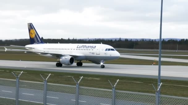 Primer plano de Lufthansa Airbus - rodaje en la pista Noroeste, aeropuerto Frankfurt — Vídeo de stock