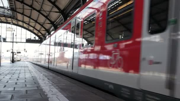 Verlaten van de S-Bahn trein Hauptbahnhof Wiesbaden — Stockvideo