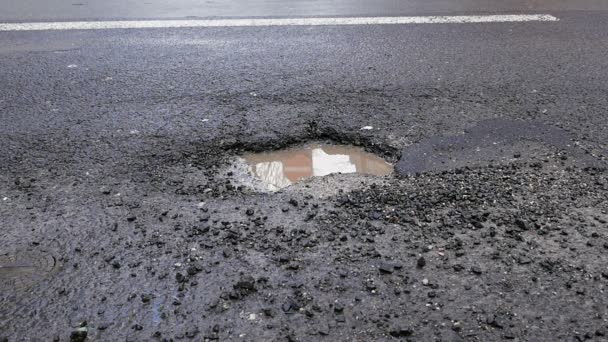 Pothole na rua — Vídeo de Stock