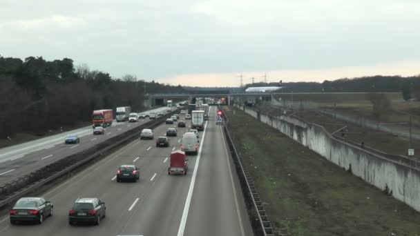 Warnschild auf Autobahn, Stau — Stockvideo
