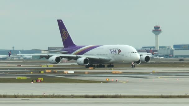 Pesawat A380 milik Thai Airways International — Stok Video