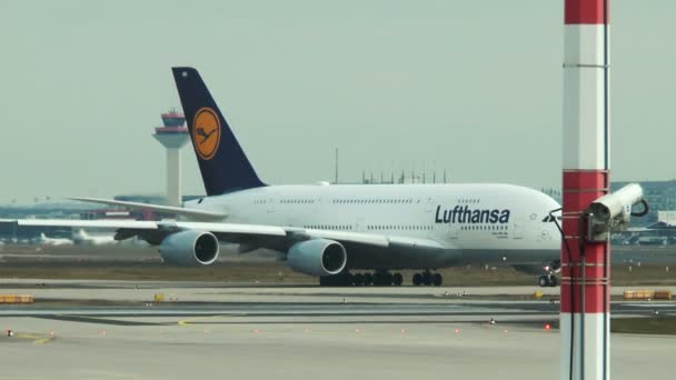 Lufthansa Airbus A380, Frankfurt Havaalanı — Stok video