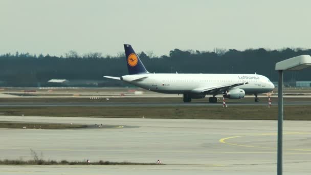 Lufthansa airplane on runway 18 West, airport Frankfurt — Stock Video