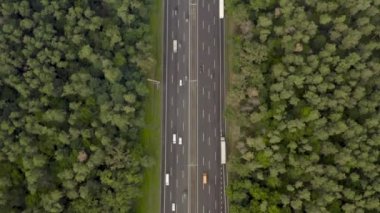 Kiev yakınlarındaki Boryspil otoyolu kuş bakışı. Kovalamaca sık, yeşil bir ormandan geçer. Kiev şehri önümüzde görünüyor..